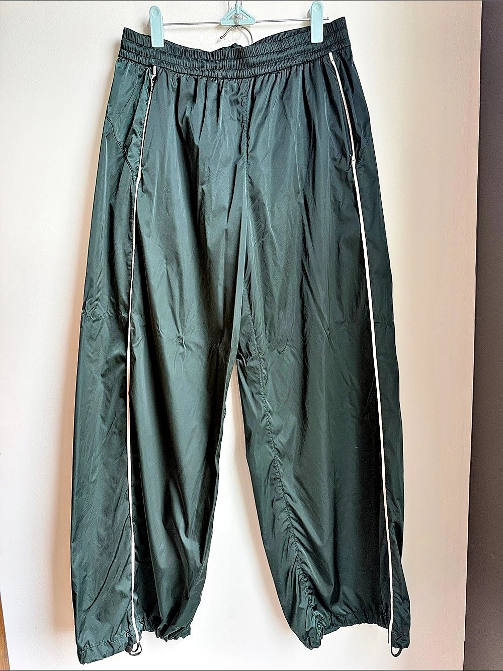 *Rare*Lululemon Stretch Satin Nylon Mid-Rise Pant
Rainforest Green / Light Ivory - Picture 2 of 9